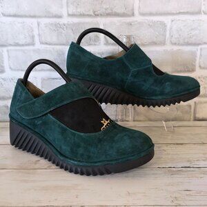 Fly London Lyka Wedge Mary Jane Loafer Green Suede Leather EUC Classic 40 US 9